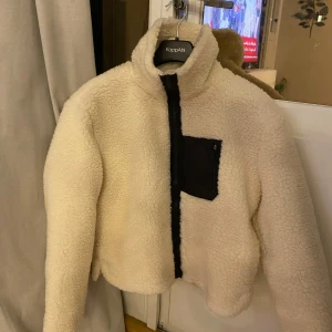 Teddy jacka - Teddy jacka som är slutsåld från nakd. Storlek 32/34 men är väldigt over size i storleken, så skulle nog säga att den passar från XS-M. Den är aldrig använd och prislappen är kvar !💕🎀