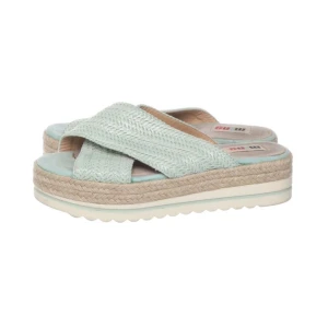 Slip in, läder - Perfekt sandal i läder med lite plattform. I använt men gott skick.