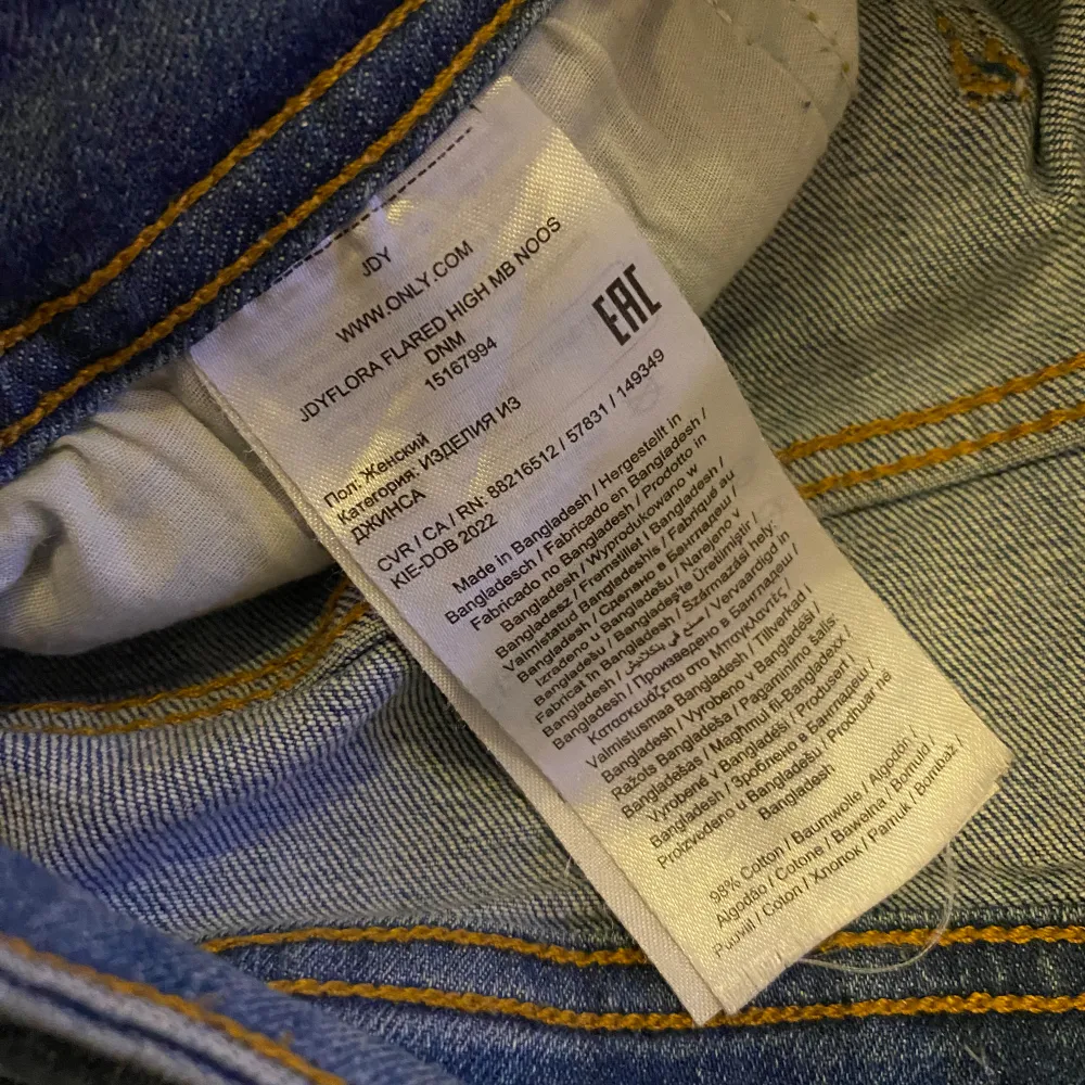 Säljer perfekta jeans från JDY/VeroModa, mina favoriter. Skulle säga att de är midwaist och är perfekta mellan bootcut/straight. JÄTTEskönt material. 🥳. Jeans & Byxor.