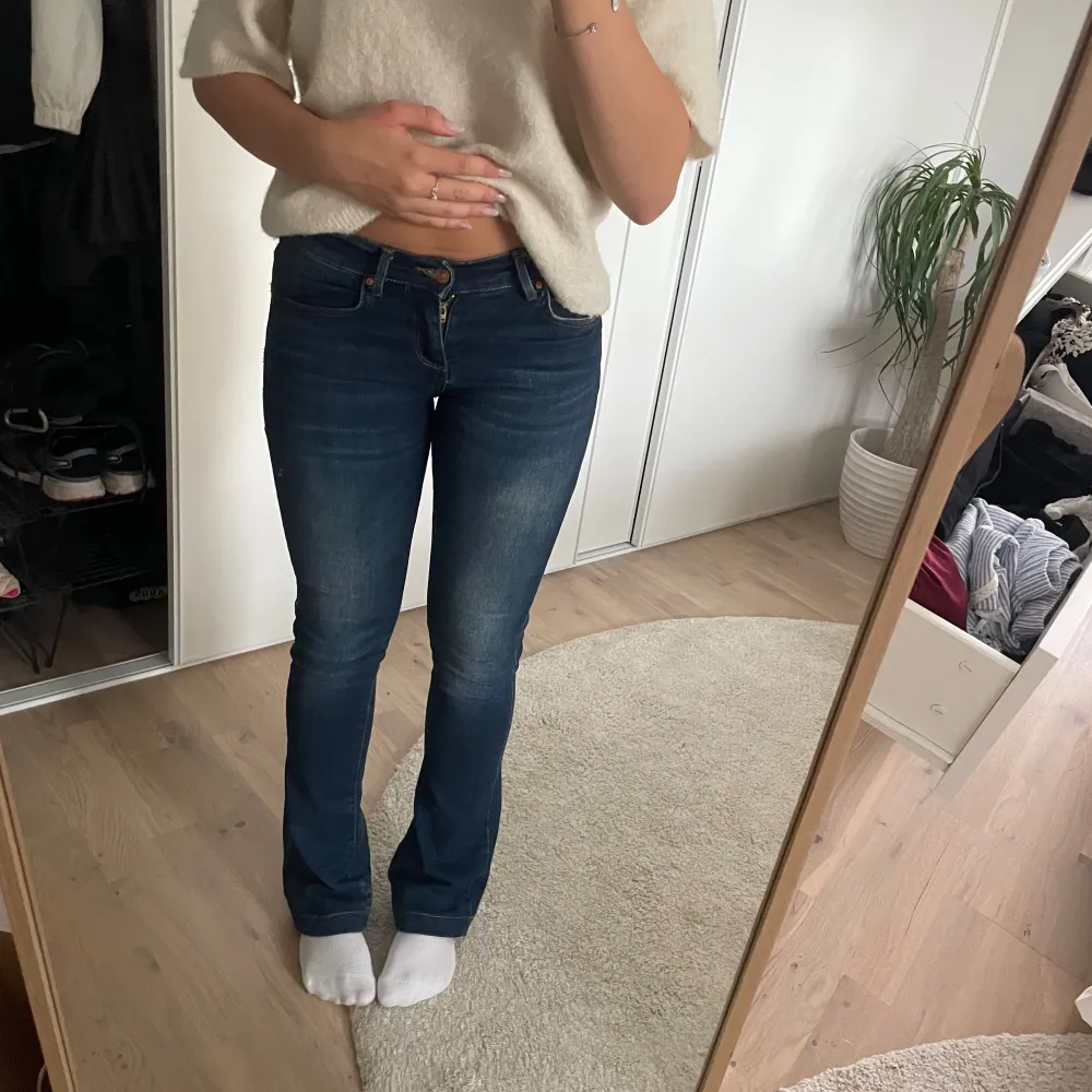 Mörkblå LTB jeans i modellen Fallon. Innerbenslängd 84cm midjeomkrets 72cm, men de är lite stretchiga. Slitage nere vid byxbenen men inget som syns mycket när dem är på (kan skicka bild privat). Jeans & Byxor.