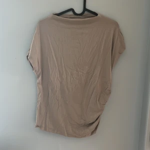 Beige topp - Säljer min jättefina beiga topp. Har inga tecken på användning och är i fint skick. 