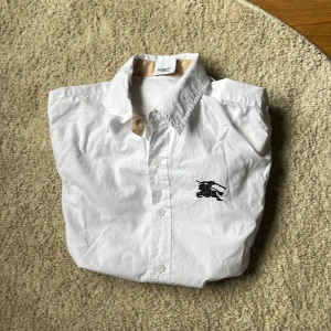 Burberry skjorta🐼 - Bra skick ett tunnare material som gör den med andnings bar med några defekter lägg gärna pris förslag
