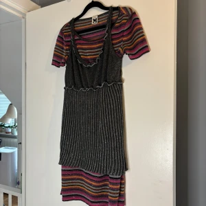 Missoni klänning - Glittrande material med den typiska missoni randen. Köpt secondhand står ej storlek men skulle uppskatta cirka storlek  34-38a beroende på hur man vill den ska sitta. 