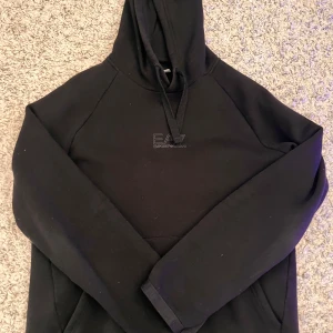 Emporio Armani hoodie - En snygg svart Emporio Armani  hoodie i bra skick. Lite använd.  9/10 skick