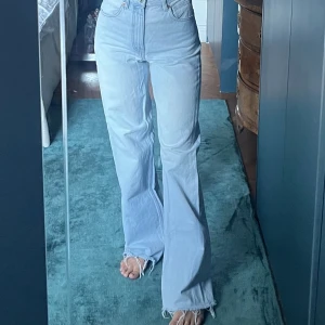 Zara Jeans - Snygga, blåa jeans med raka vida ben långa, hög midja. Super snygga 100 % bomull(denim)