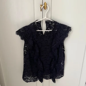 Zara spets topp  - Säljer nu denna super snygga mörkblå spets topp från zara i storlek S. Den är knappt använd så i nyskick💙