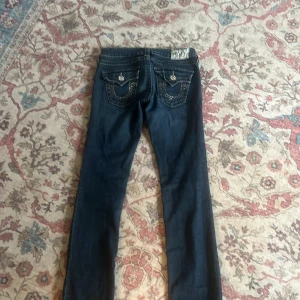 Skitsnygga true religion jeans - I jättebra skick!! Storlek 25/30