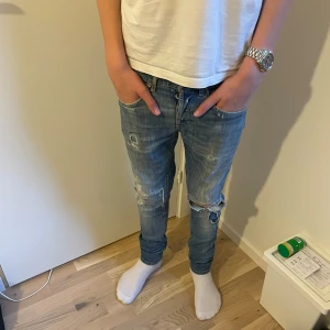 Dondup George Jeans - Säljer dessa Dondup George Jeans I storlek 32/32 men sitter som 30/32. Killen på bilden är 180cm och 60kg. 