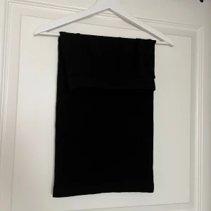 Svart pennkjol storlek Xs - En fin pennkjol köpt på hm i storlek xs. Kjolen gå både att vika upp om man vill ha den kortare, eller så använder man den som den är, den slutar då lite under knäna på mig som är runt 160 lång. Bra skick🌸