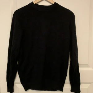 Stickad tröja mörkblå - Stickad tröja från Zara