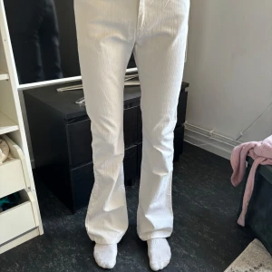 Vita bootcut jeans - Knappt använda, vita bootcut jeans