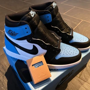 Äkta! Jordan 1 High OG UNC - Vid intress skicka medelande så får du information!   Ingår original box och creaseskydd! 
