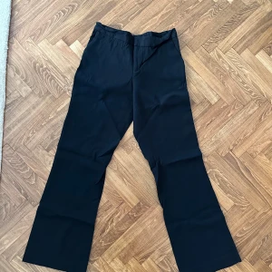 Zara byxor - Svarta Zara byxor. Rak modell. Förminskade i midjan passar storlek S. Fint skick