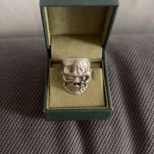 Tjock ring  - Jätte snygg cool ring, i silver som passar till allt. Köpt utomlands så inte äkta silver 