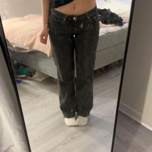 Snygga arrow low jeans! - Jättefina jeans från weekday!Storlek 26/30 och de sitter perfekt på mig som är 160! Lite slitna mellan benen (sista bilden) men inget som syns! Nypris 599 mitt pris 50kr + frakt!💓