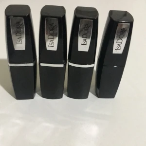 IsaDora läppstift - IsaDora läppstift. Några är använda. Ord. Pris 95kr/st. Säljer alla 4 för 150kr.