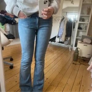 Samsoe samsoe jeans - Super snygga jeans från samsoe samsoe i väldigt bra skick💗 27x2 cm i midjemått, 80 cm innerbenslängd