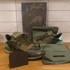 Valentino Rockrunner - Sjukt feta Valentino Rockrunners perfekta för hösten🍁❄️ Box + Dustbags + Kort medföljer✅ Nypris 8500kr🤑 Storlek 44🤩 vid minsta fråga/fundering tveka inte att höra av dig till oss//legitsthlmresell