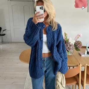 Slutsåld kabelstickad cardigan lojsan wallin x Nakd x - Helt ny slutsåld blå kabelstickad cardigan från lojsan wallin x NA-KD storlek s/m. Hur snygg som helst men beställde två storlekar