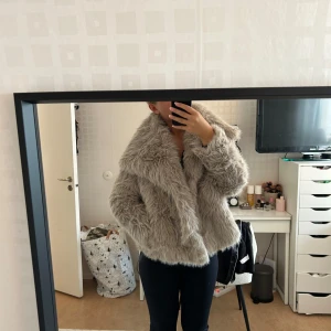 Pälsjacka - Helt oanvänd pälsjacka i storlek S. Köpte den i en butik i Norge i våras för 1399kr. Pris kan diskuteras vid snabb affär💗