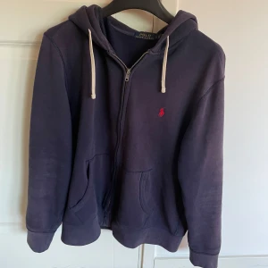 Ralph Lauren hoodie  - Tja! Säljer denna Ralph Lauren hoodie i okej skick 7/10. Nypris runt 1700 mitt pris 499