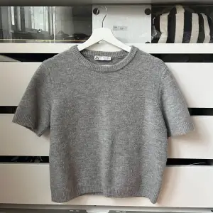 Grå stickad t-shirt från Zara🩶 Den är i stl L men är perfekt oversize på mig som brukar ha stl S;) 