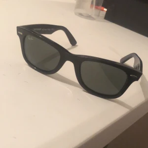 Raybans glasögon knappt använda helt nya. - Skön stil passar med alla stilar.