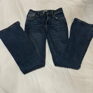 Low waist jeans - Low waist jeans, finns dock en spricka på byxorna som ni kan se på andra bilden