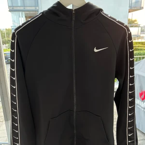 Nike zip tröja - Skick 10/10. Träningsmaterial. Str S men sitter litet. Aldrig använd