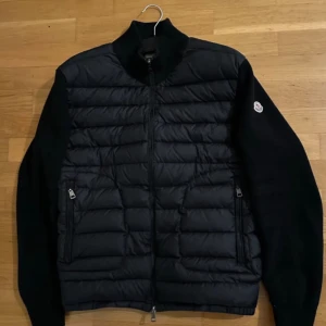 Moncler cardigan - Svart moncler cardigan  Skick som ny, 9/10 Storlek S/M Skriv vid intresse! Priset är ej hugget i sten