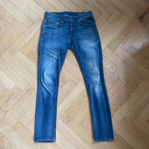 Dondup George jeans - Säljer nu mina Dondup George jeans i storlek W31. Nypris runt 3500kr. Mitt pris 799kr. Jeansen är i väldigt bra skick och har knappt använts. Hör av dig vid frågor och funderingar!