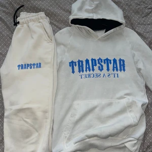 Trapstar dress - Använt ett litet tag men fortfarande i jättefint skick, bara att snöret för tröjan e borta. Äkta såklart Storlek S  Skriv för mer frågor eller info