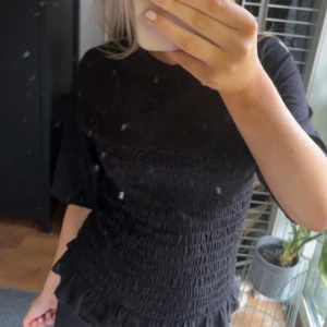 Smockad tröja - Denna super snygga slutsålda tröja från hm säljer jag ny eftersom den inte kommer till så mycket användning längre! Inga defekter❤️