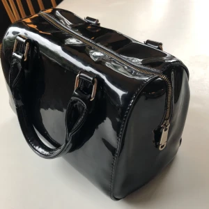 Handväska - En handväska med ett axelband till, en ficka inne i väskan, bra skick, använd några gånger