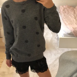 Kenzo tröja! 🫶🏼 - Skit snygg kenzo tröja! Lappen vid nacken har ramlat av på ena sidan men annars är den i oerfekt skick! Köpt för 1500kr och den är nu slutsåld (den är också lite lurvig men det tänker man inte på) ❣️