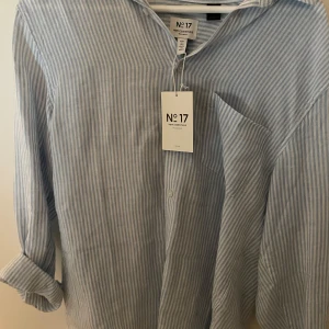 Linne skjorta - Helt ny linneskjorta med prislapp. Skjortan är ett av H&Ms premiummärken. Size M Nypris 499