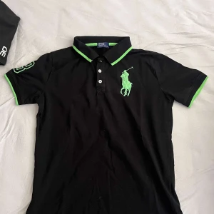 Polo Ralph Lauren pike  - Polo Ralph Lauren pike, storlek L, slim fit. Nyskick.