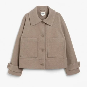 Beige kappa - Superfin kort kappa!! Nyskick, använd ca 4 ggr, nypris 800