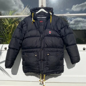 Fjällräven Expedition Down vinterjacka svart  - Fjällräven Expedition Down Vinterjacka svart. Storlek M men passar både större & mindre beroende på storlekspreferens. Nypris 9000kr. Använd men i fint skick utan skador. Unisex. Varm, bekväm & snygg, perfekta vinterjackan. Pris kan diskuteras. Hörs!