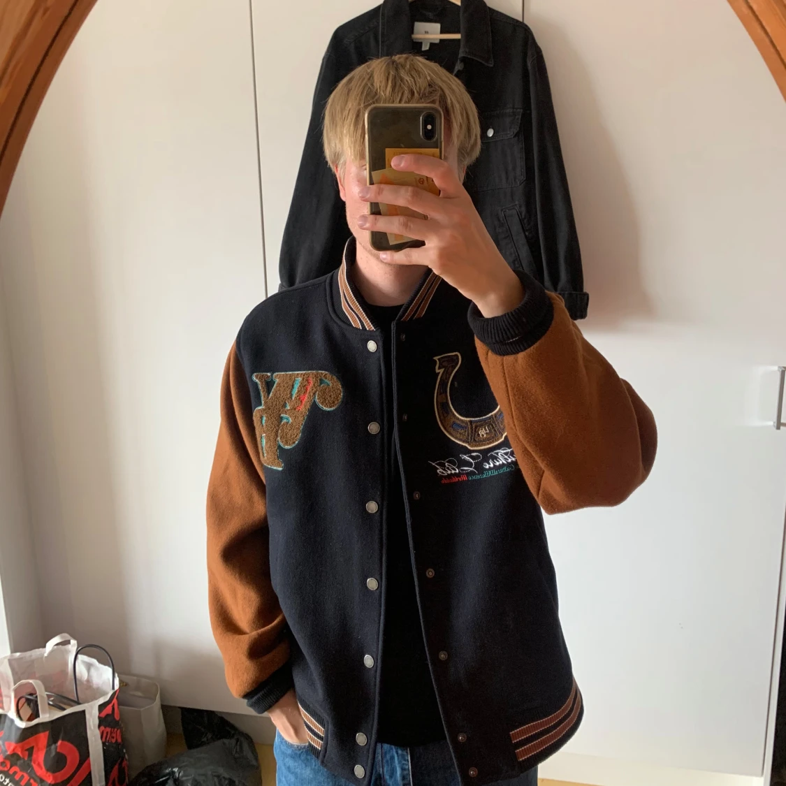 Svart och brun bomberjacka med broderier - 92