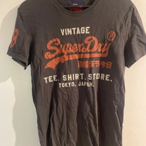 Superdry t-shirt - Superdry t-shirt i bra skick. Skulle säga att den sitter s/m. Säljs pga att jag inte använder den.