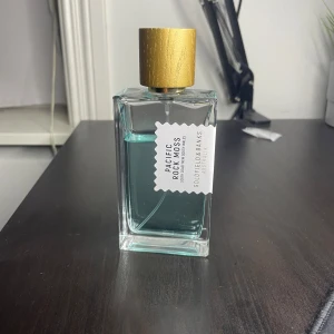  Pacific rock moss. Goldfield & banks Australia - Luktar väldigt gott och passar för sommaren och våren, typ 80 ml kvar i flaskan. Tyvär har jag inte kvar kartongen eller paketet eller vad man ska kalla det, köpt på harrods i London 