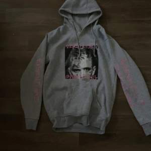 Lil peep hoodie köpt förra året.använd några få gånger,storlek s. Säljs pågrund av att jag inte gillar den längre💕Den har även ett lite tjockare tyg inuti så den är lite fluffig på insidan 💕☺️