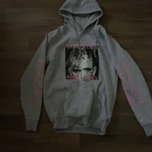 Lil peep hoodie  - Lil peep hoodie köpt förra året.använd några få gånger,storlek s. Säljs pågrund av att jag inte gillar den längre💕Den har även ett lite tjockare tyg inuti så den är lite fluffig på insidan 💕☺️