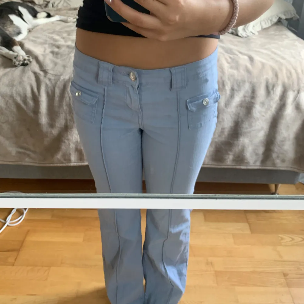 Jätte fina blåa jeans från hm. Priset går att diskutera stl 38 men min syster som har 34 kan även andvända de. Kan även byta mot gröna i stl 38. Möts upp i Sollentuna eller postar . Jeans & Byxor.