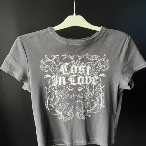 Tröja med coolt tryck - Jag tror att det ska vara en magtröja, men eftersom jag köpte en storlek större sitter den som en kort tshirt på mig.