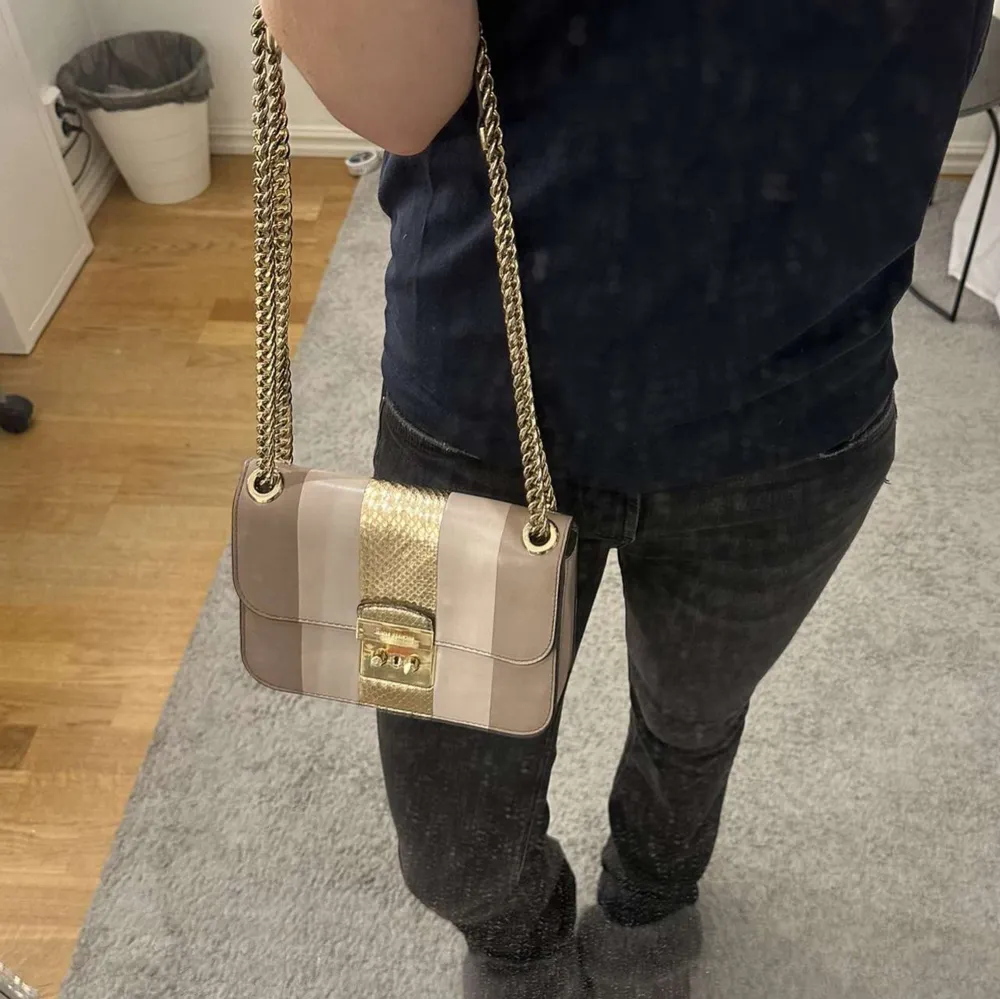 Hej! Nu säljer jag min fina michael kors Sloan Multi-stripe Leather väska. Jag får inte mycket användning av den längre och känner därför för att sälja den så den kommer till användning!!💓💓💓 . Väskor.