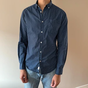 Blåmönstrad skjorta - En blå skjorta med vitt mönster i fint skick.