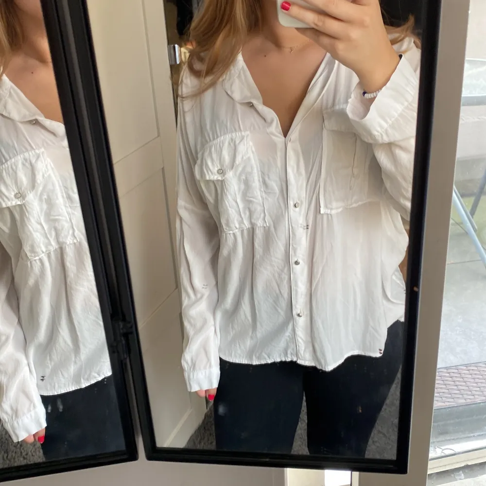 Säljer denna blus/skjortan från Gina tricot i storlek 36, den är lite genomskinlig men inte för mycket, den har lite knappar och 2 fickor, den är lite skrynking för har inte strykt den på ett tag, använd fåtal gånger:). Blusar.