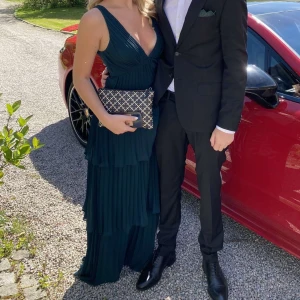 Grön balklänning - Säljer min fina mörkgröna balklänning som är i super bra skick då den endast använts en gång. Köptes från Lulu's för 1600kr Finns fler bilder vid intresse!💓